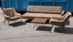 60er jahre sofa garnitur – walter knoll / sehr moderne sofa-garnitur, mit metallgestell. bestehend aus sofa, 2x sessel, sowie passendem tischchen. 60er jahre sofa garnitur wohl italienisch