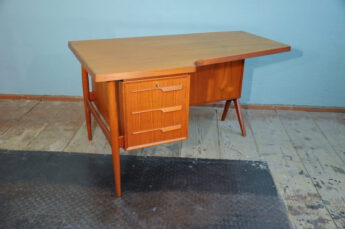 60s teak boomerang desk / rare version of the 60s boomerang desk theme. in the manner of peter lovig. manufacturer so far unknown. 60s teak boomerang desk