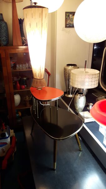 50s blumenetagere/lampe / seltenes 50er jahre blumentischchen, bzw. etagere, 2 ebenen mit integrierter leuchte im zeittypischen design. sehr guter originalzustand. höhe insgesamt 136cm, … 50s blumenetagere/lampe