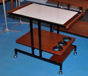 60er jahre barwagen / avantgardistischer 60er jahre barwagen. schwarz lackiertes stahlrohr, teak, resopal. ausgesprochen guter originalzustand! 60er jahre barwagen