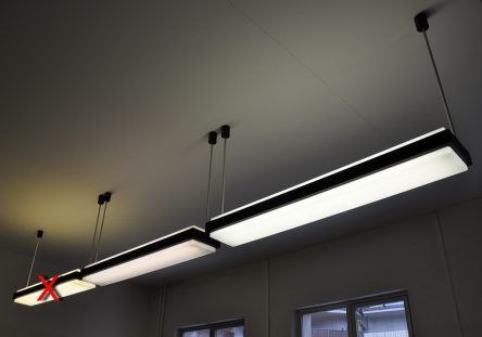 große kubistische thekenleuchte 60er jahre / fantastische minimalistisch/funktionale theken-leuchte aus den 60ern. perfekt für großen esstisch. hing ehemals über dem verkaufstresen einer eisenwarenhandlung. perfekter originalzustand. keine … große kubistische thekenleuchte 60er jahre