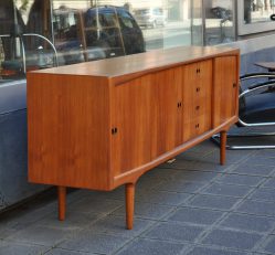 teak sideboard dänemark 1960er / zeittypisches 60er jahre sideboard in teak, ‚made in denmark‘. praktisch makelloser originalzustand. hersteller noch nicht bekannt. breite 220cm. teak sideboard dänemark 1960er