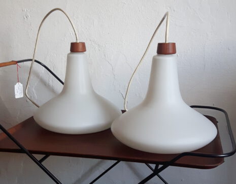 5x opal-glas ufo leuchte, denmark / 5 stück zeittypische opalglasleuchten aus dänemark, um 1960. mit teakholz abschluss. alle ohne sprung, bzw. beschädigung. als 5er set sehr … 5x opal-glas ufo leuchte, denmark