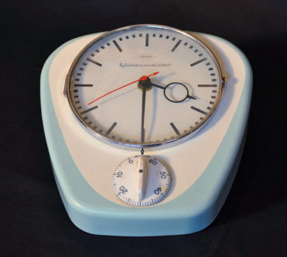 50er jahre küchenuhr / sehr schöne 50s küchenuhr mit kurzzeitmesser. fantastischer zustand und vor allem sehr selten, sie läuft mit 220V. 50er jahre küchenuhr
