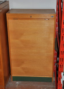 rollschrank 50er, messinggriffe / 50er jahre rollschrank in sehr guter qualität und einwandfreiem vintage-zustand. ca. b78, h130, t40cm. rollschrank 50er, messinggriffe