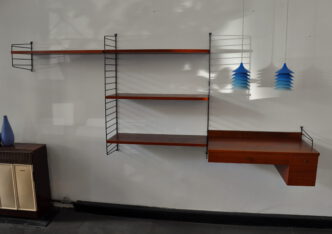 org. string regal mit schreibtisch element / schönes teak string-regal mit seltenem schreibtischelement, polierter, wohnfertiger originalzustand mit leichter patina. teak realativ dunkel. org. string regal mit schreibtisch element
