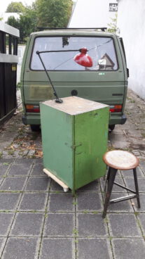 30er jahre werkstattschrank / fantastischer metallschrank 30er jahre, genietet, mit org. schublade und böden. intensiv trocken gereinigt – zum selbst fertigrestaurieren, oder in der … 30er jahre werkstattschrank