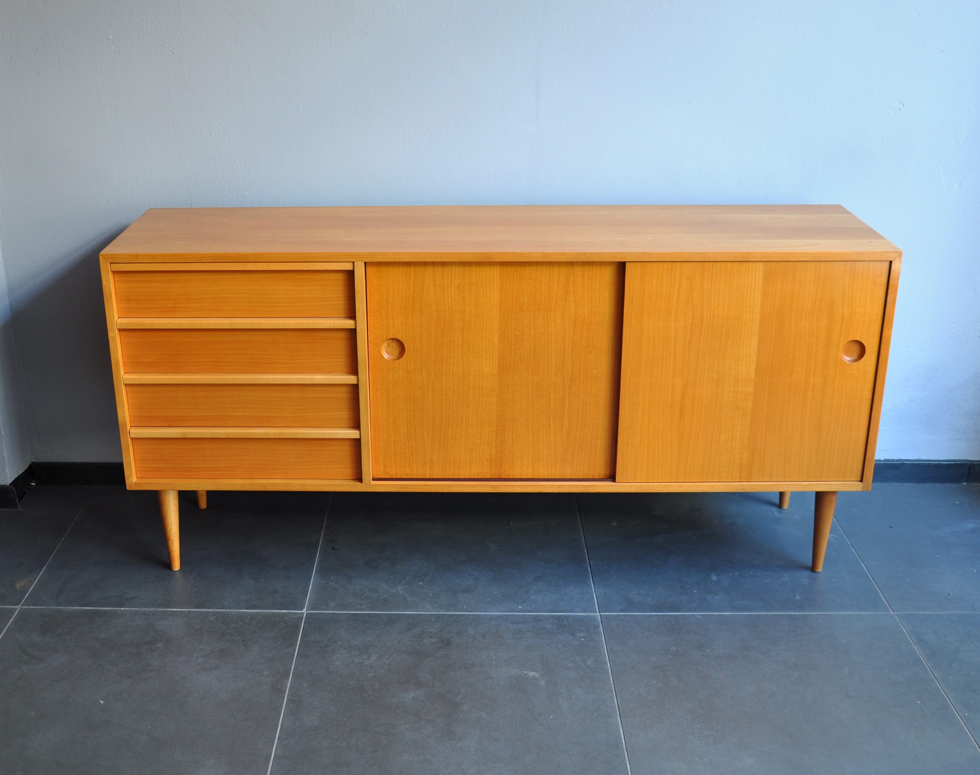 50er jahre sideboard hell / kastenmöbel / regale / 50er