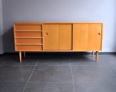 50er jahre sideboard hell / schlichtes 50s sideboard in seltenen maßen und fast makellosem originalzustand. maße ca. b/h/t 155/73/40cm. 50er jahre sideboard hell