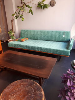 daybed walter knoll 1956 / sofaliege mod. 366 walter knoll, entwurf rolf grunow, herrenberg 1956. neu gepolstert in smaragdgrün. breite total 207cm, tiefe 96cm, sitzhöhe … daybed walter knoll 1956