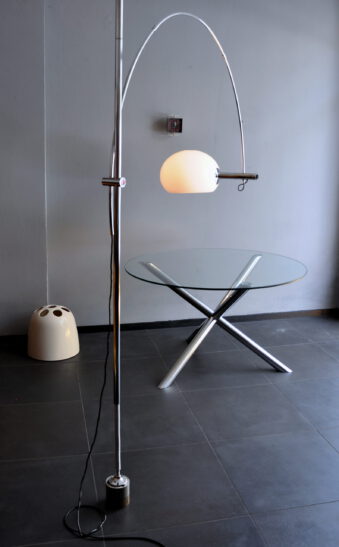 große „pole“ bogenleuchte 70er jahre / fantastische 70s bogenleuchte, die mittels federmechanismus zwischen decke und boden gespannt wird. sehr hochwertig, wohl italienisch. ähnliche modelle gibt es … große „pole“ bogenleuchte 70er jahre