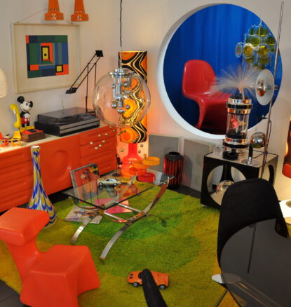 verschiedene 70er jahre popmöbel / gute auswahl an verschiedenen, originalen möbeln/leuchten/deko im typischen popdesign der 60er und 70er jahre. preis auf anfrage. verschiedene 70er jahre popmöbel