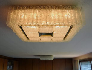 repräsentative 60s doria leuchten / außergewöhnlich große, sowie selte version aus der „kristallspitzen“ serie von doria-leuchten – 60er jahre. seitenlänge ca. 80cm. 2 stück vorhanden. repräsentative 60s doria leuchten