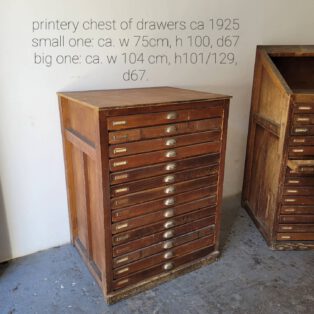 druckerschränke 1925 / 2 sensationelle drucker, schubladenschränke um 1925 im guten, sofort gebrauchsfähigen originalzustand. leichte oberflächenbehandlung, bzw. wachsen würde ihnen den letzten schliff … druckerschränke 1925