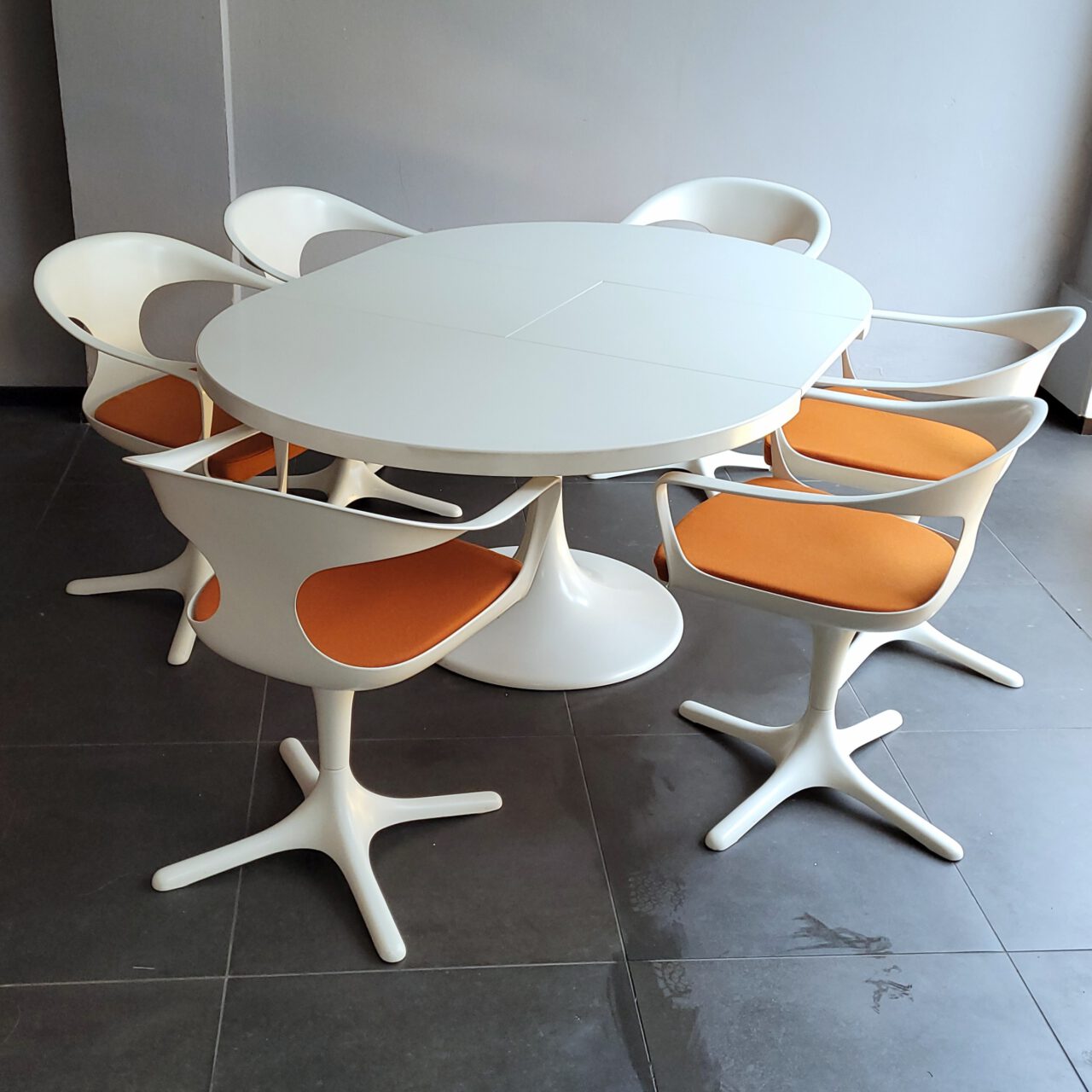 Space Age Tisch