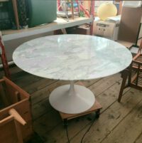 eero saarinen tulip esstisch, knoll international / eero saarinen tulip esstisch design 1956 für knoll international, platte marmor arabescato (weiß mit grauen einschlüssen), durchmesser ca. 140cm, höhe … Ohne Titel