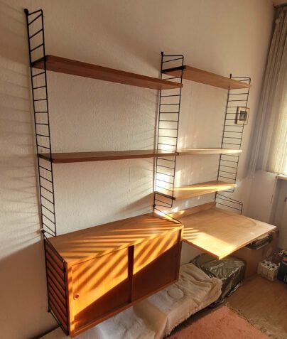 org. string-regal schreibtisch element / org. 60s teak string regalsystem, design architekten nisse und kajsa strinning, schweden 1947. hier die alte variante mit massivholzkern, breite … org. string-regal schreibtisch element