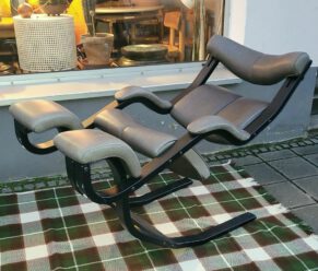 stokke ‚gravity balans‘ / relaxstuhl/-sessel ‚gravity balans‘, design peter opsvik 1983 für stokke norwegen. hier mit schwarzem gestell und grünlichem anilinleder. sehr schöner originalzustand. … stokke ‚gravity balans‘