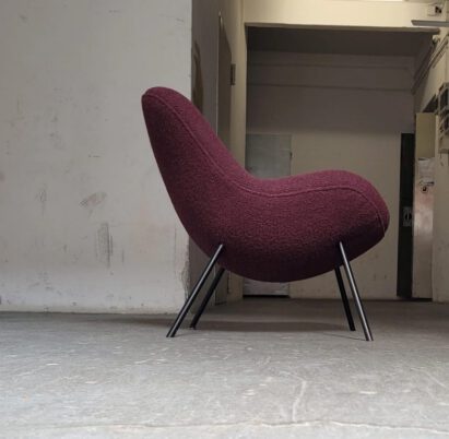 fritz neth cocktail-sessel 50er / original fritz neth cocktail sesselchen, entwurf 50er jahre für correcta in kassel. hier mit schwarz/bordeaux woll boucle komplett neu gepolstert. … WhatsApp Bild 2025-07-18 um 10.23.44_aa9a8a48