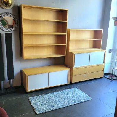 schrank/regalsystem ca 1960 schweiz / schweizer regalsystem um 1960, sehr hochwertig verarbeitet, jedes segment hat eine breite von 110cm, die offenen teile können gehängt werden. … WhatsApp Bild 2025-07-18 um 10.10.48_8a302f69