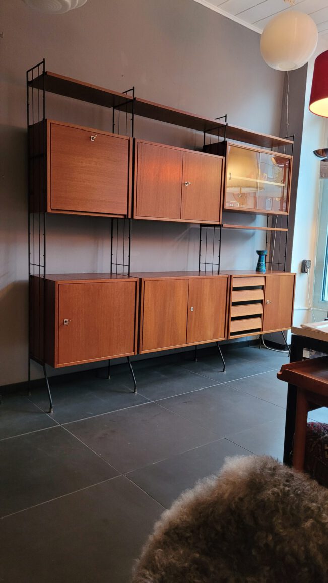 regalsystem teak, 60s. / freistehendes regalsystem von ’silberschild wertmöbel‘, rel. unbekannt, gerade deswegen bes. interessant. 1961 hergestellt. es sind noch weitere teile vorhanden, für … regalsystem teak, 60s.