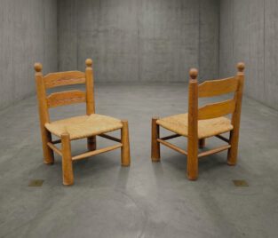 paar kaminsessel frankreich / pair of french 1940/50s low oak brutalist fireplace – chairs. attr. to charles dudouyt …..also 2 dining chairs available! kamin_sessel_1