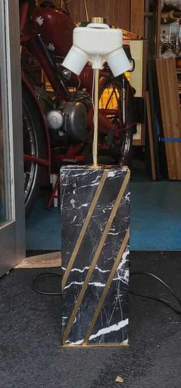 elegant marble/brass table lamp / very elegant marble and brass table lamp from the 70s, early 80s. height ca. 70cm elegant marble/brass table lamp