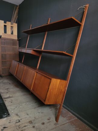 poul cadoius ‚royal system‘ shelving