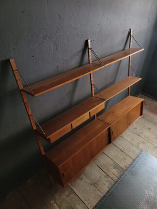 poul cadoius ‚royal system‘ shelving